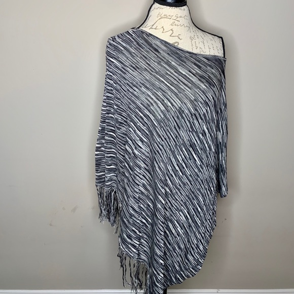 Larry Levine Sweaters - Larry Levine asymmetrical poncho gray/black